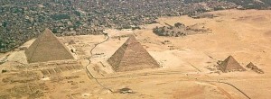 800px-Giza-pyramids-complex